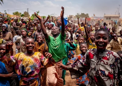 Les enfants laissent éclater leur joie avant le commencement de la fête de la Gaani.