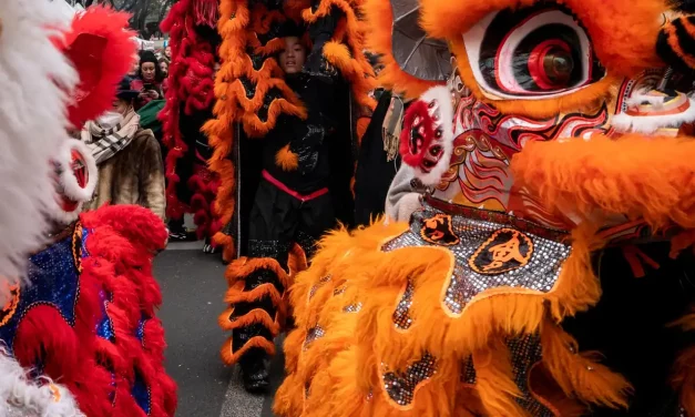 Lions orange en procession