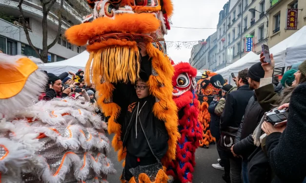 Un danseur soulève la tête du lion
