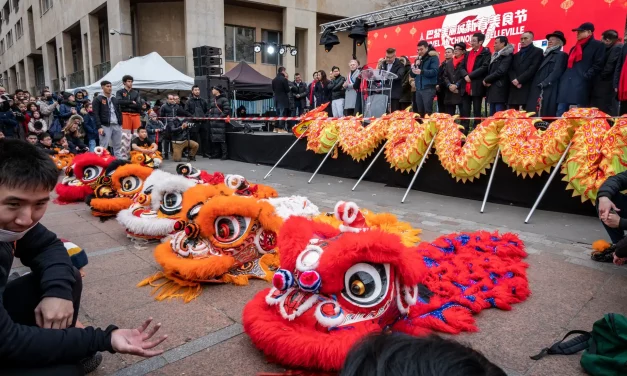 Têtes de lion au sol devant les officiels