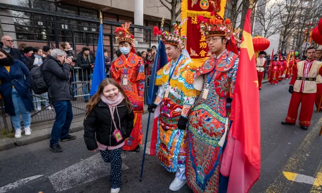 Porteurs de drapeaux en costumes brodés