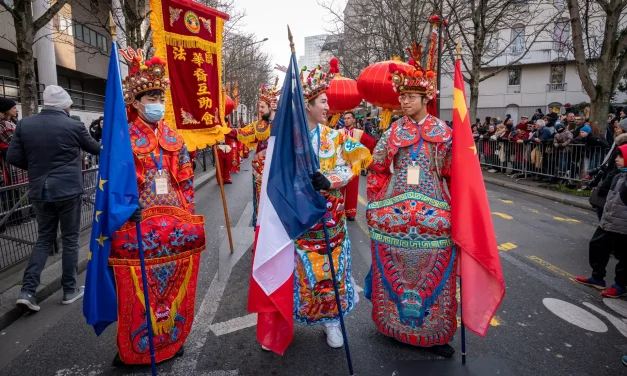 Trois drapeaux et deux lanternes rouges