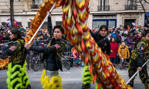 Le dragon passe devant les barrières