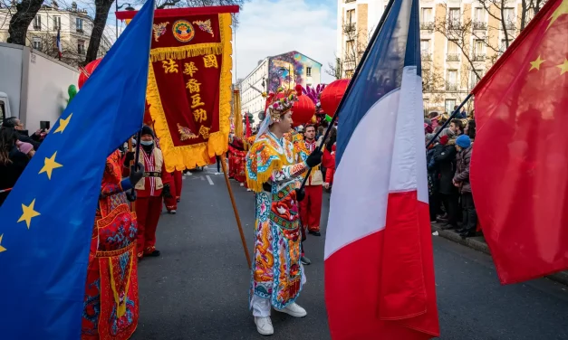 Drapeaux de l'Union européenne, de la France et de la Chine