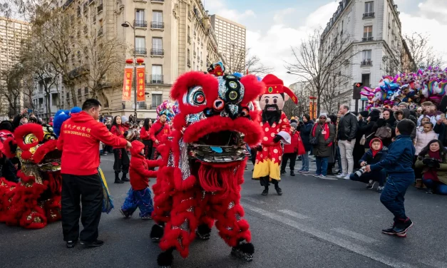 Lion rouge et personnage à grosse tête