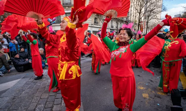 Danse des éventails rouges