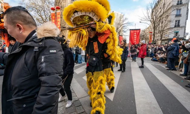 Lion jaune sur le passage piéton