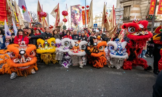 Rangée de lions devant la foule