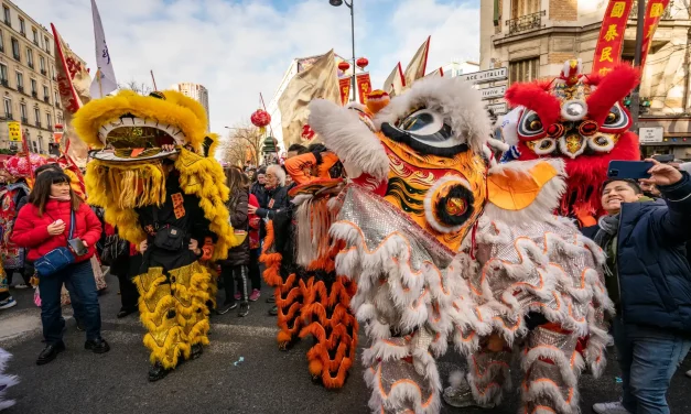 Lions jaune, blanc, orange et rouge