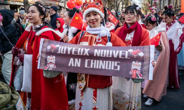 Jeunes femmes en costumes Hanfu portant un message