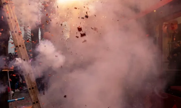 Explosion et débris rouges