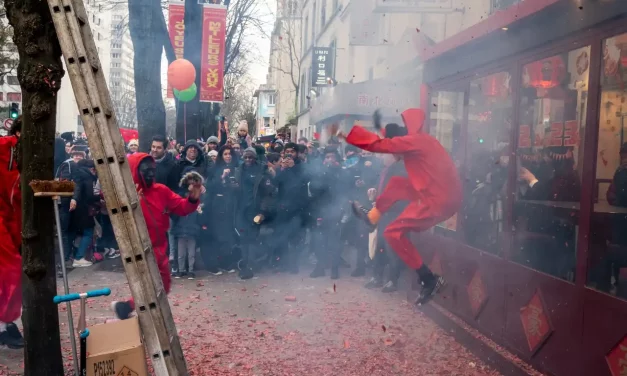 Danseur en rouge bondissant dans la fumée