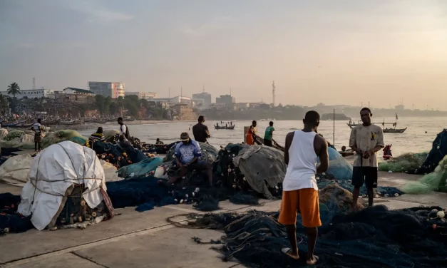 P&ecirc;cheurs sur le quai, c&ocirc;te d'Accra en arri&egrave;re-plan