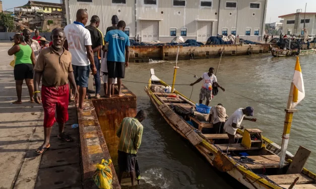 D&eacute;barquement d'une pirogue, port de Jamestown