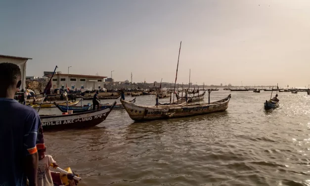 Le port de Jamestown vu depuis une pirogue