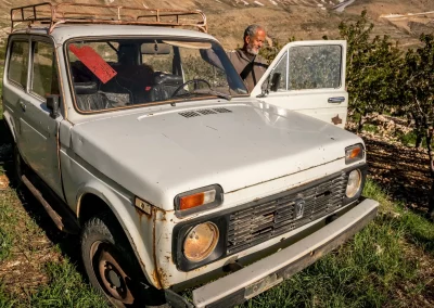 Le docteur Youssef Tawk près de son 4x4