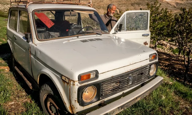 Le docteur Youssef Tawk près de son 4x4 Le docteur Youssef Tawk près de son 4x4