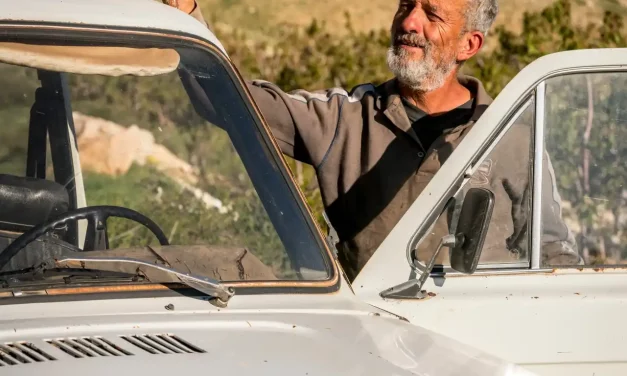 Le docteur Youssef Tawk et son véhicule de terrain Le docteur Youssef Tawk et son véhicule de terrain