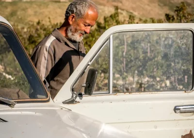 Portrait du docteur Youssef Tawk près de son véhicule